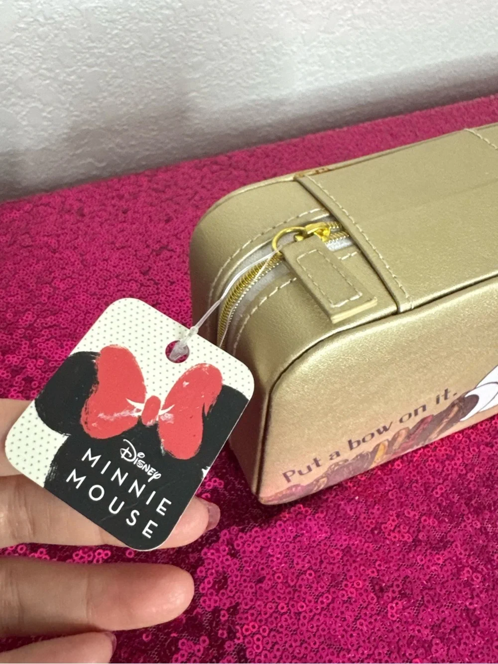 NEW w TAGS 🏷️ Gold Jewelry Case ft. Minnie Mouse hand, “Put a Bow on It” graphic